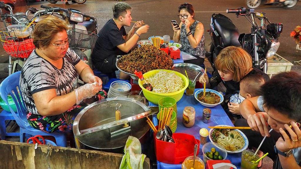 From Street Food Delights to Budget-Friendly Eateries: Tips for Gastronomic Adventures on a Budget